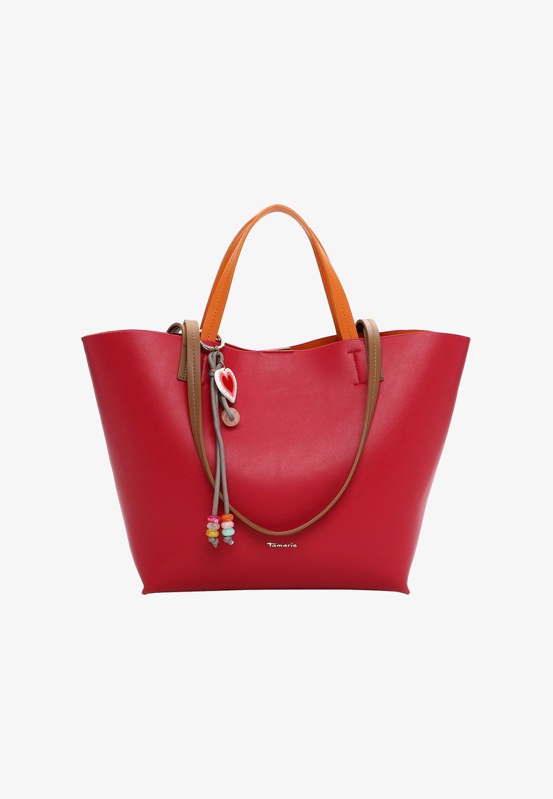 Sac cabas en cuir rouge avec des poignées orange et marron. Dispose d'un pendentif décoratif avec des perles colorées et un cœur, design minimaliste.