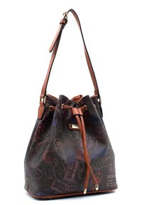 Borsa a secchiello marrone con motivo, dotata di chiusura con coulisse, caratterizzata da stampe a tema viaggio, dettagli in pelle marrone e hardware dorato.