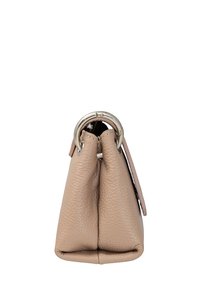 Borsa a mano in pelle beige con un design strutturato, caratterizzata da un accento in metallo a forma di anello nella parte superiore e una superficie testurizzata.