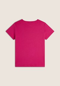 Camiseta de algodón de color rosa brillante con cuello redondo y mangas cortas. Diseño simple, textura suave y espalda sin adornos.