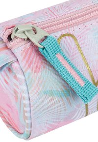 Pencil case na zip s růžovým a modrým tropickým listovým vzorem, vybavený tyrkysovým úchytem zipu s růžovým akcentem a zlatými detaily.