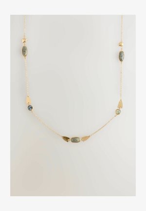 Collana in oro con accenti ovali e a goccia, decorata con pietre multicolori. Texture liscia, design delicato.