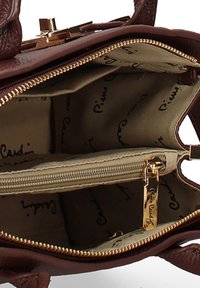 Bruine leren handtas met een ritsinterieur, voorzien van gouden hardware en een beige voering met een herhalend logo-patroon. Inclusief meerdere compartimenten.