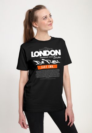 Schwarzes T-Shirt mit kurzen Ärmeln, das weißem und orangefarbenem Text zeigt, darunter "LONDON" und "EAST END". Der Stoff hat eine glatte Textur und eine lockere Passform.