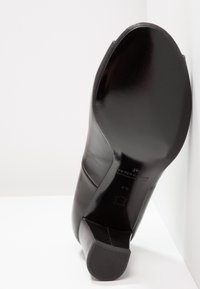 Peter Kaiser Wide Fit Escarpins à bout ouvert - black