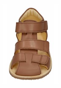 Braune Ledersandale mit drei verstellbaren Klettverschlüssen, abgerundeter Toe und einem gepolsterten Innenraum. Flache Gummisohle, minimalistisches Design.