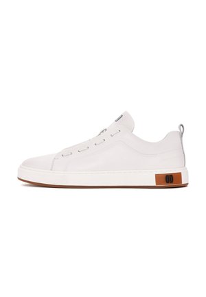 Trainers - white
