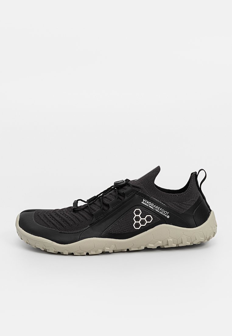 Schwarzer Sportschuh mit einem Mesh-Obermaterial, einem strukturierten Schnürsystem und einer grauen Gummisohle mit einem strukturierten Muster für besseren Halt.