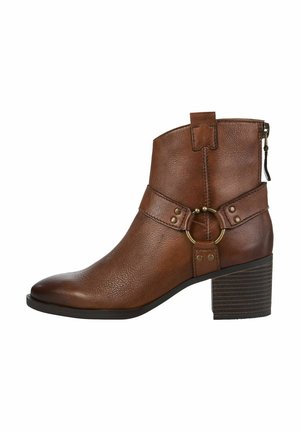 Bottine en cuir marron avec une surface texturée, fermeture éclair sur le côté, et une boucle décorative avec un anneau en métal circulaire. Talon bas empilé.