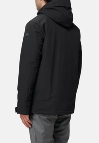 Zwarte waterdichte jas met capuchon, voorzien van een gestroomlijnd ontwerp en textuurstof. Inclusief een logo op de linkerschouder.