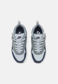 Sneaker grigie e navy con materiali in rete e sintetici, dotate di lacci, una linguetta imbottita e un logo sulla linguetta e sul lato.