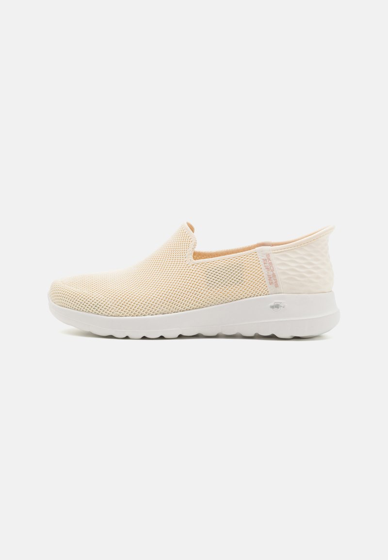 Beżowe buty slip-on z siateczkową cholewką, gumową podeszwą, okrągłym noskiem i teksturowanym tyłem. Posiadają minimalne oznakowanie na pięcie. Lekka konstrukcja.