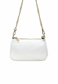 Valkoinen nahkainen käsilaukku, jossa on tekstuuripinta, kultaketjuolkaimet ja kultaiset vetoketjatarvikkeet. Kompakti, suorakulmainen muoto.