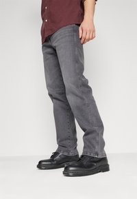 Wrangler FRONTIER - Sirgete säärtega teksad - blackout