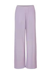 Pantalons large en violet clair avec une texture lisse, une taille élastique et sans poches visibles. Le tissu tombe lâchement, offrant confort et aisance.