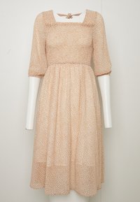 Světlobéžové midi šaty s drobným hnědým květinovým vzorem, čtvercovým výstřihem, nabíranými polovičními rukávy a zúženým pasem na figuríně.