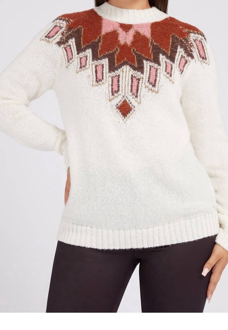 Pull en maille avec une base crème, un motif géométrique marron et rose sur l'empiècement, et un ourlet et des poignets côtelés pour une texture supplémentaire.