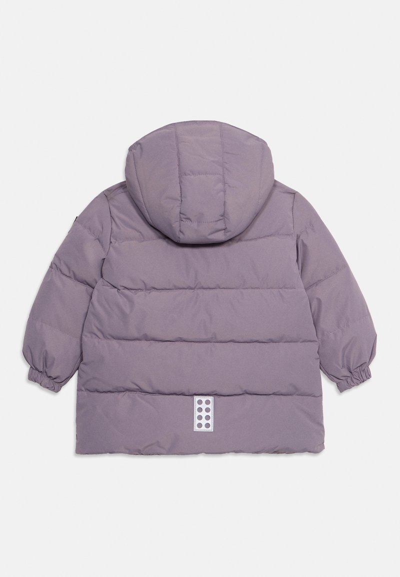 Hellblauer Pufferjacke mit Kapuze, mit gerippten Bündchen, horizontalen Nähten und einem rechteckigen Logo-Patch auf dem Rücken.