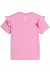 Różowa, krótko-sleeve koszulka dziecięca z falbankami na ramionach i małym białym logo Puma nad środkiem tylnego dekoltu.
