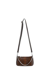 Borsa a tracolla con stampa pitone marrone e texture liscia. Presenta una tracolla rimovibile e un accento in catena argentata. Forma rettangolare.
