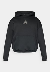 Μαύρο φούτερ με κουκούλα και μεγάλο μπρ οστινό τσέπη, με μεταλλικό λογότυπο στο στήθος, κατασκευασμένο από μαλακό, υφασμάτινο ύφασμα με υφή. Ρυθμιζόμενη κουκούλα με κορδόνι.