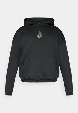 Zwarte hoodie met een grote voorkantzak, voorzien van een metalen logodesign op de borst, gemaakt van zachte, textuurrijke stof. Verstelbare capuchon met trekkoord.