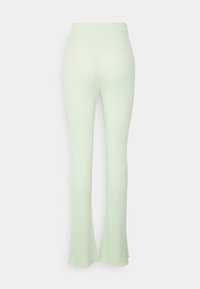 Calças em verde-claro com pregas, com uma cintura ajustada e uma textura suave. O design apresenta pregas verticais e bainhas largas.
