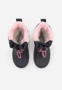 Bottes d'hiver imperméables de couleur marine avec doublure en fausse fourrure rose, cordon élastique ajustable et semelle en caoutchouc texturée. Conception à bout arrondi.