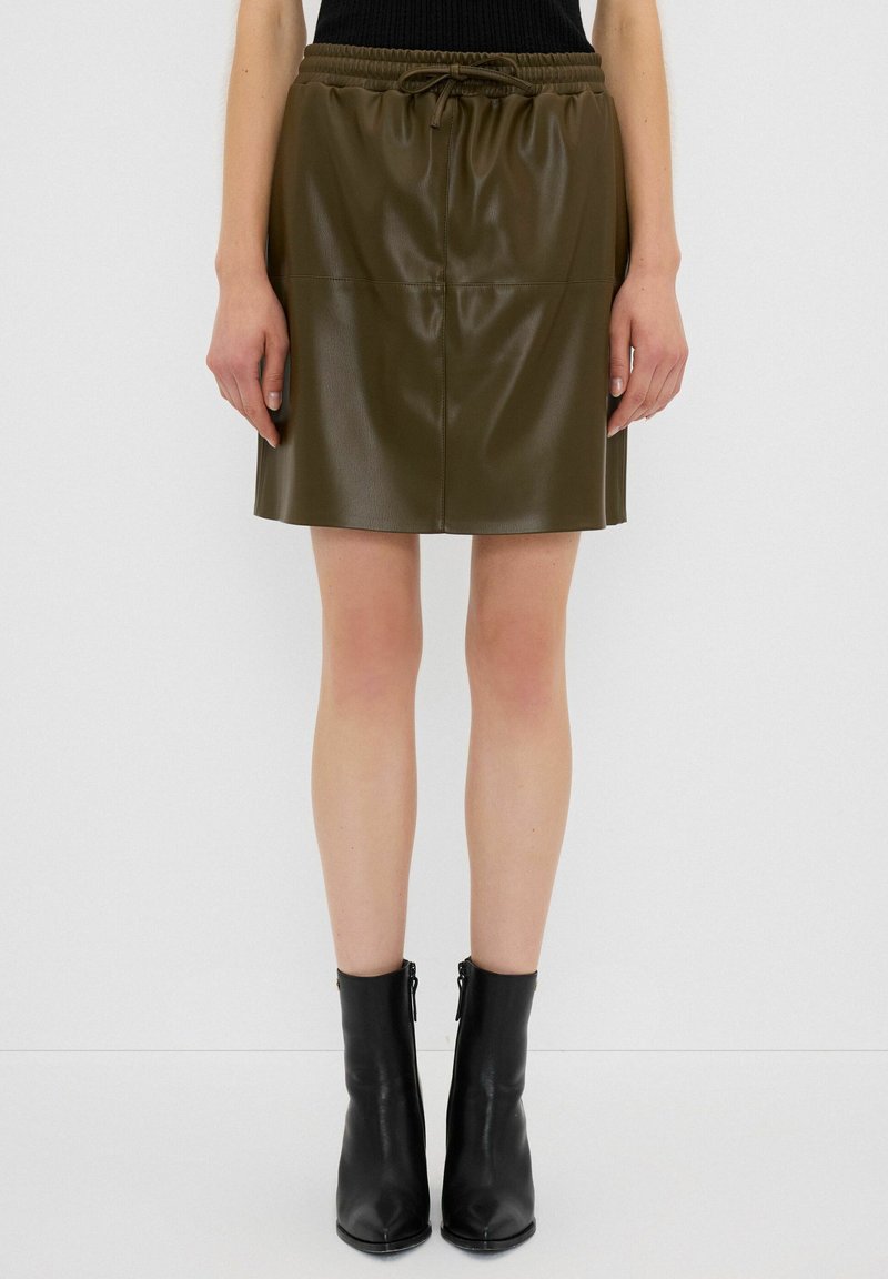 Olijf groene faux leren rok met een elastische tailleband en een trekkoorddetail, met een gladde textuur en een rechte snit.