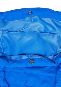 Niebieska kurtka puchowa z gładką, błyszcząca podszewką, kieszenią i zapięciem na zatrzask. Teksturowany zewnętrzny materiał z pikowanym wzorem.