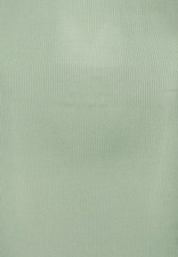 Vestido verde-menta canelado feito de um tecido macio, com riscas verticais e uma silhueta ajustada. Textura suave sem detalhes visíveis.