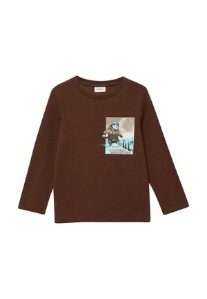 Bruine langslijf t-shirt met lange mouwen van zachte katoen, met een voorprint van een snowboarder tegen een winterlandschap.