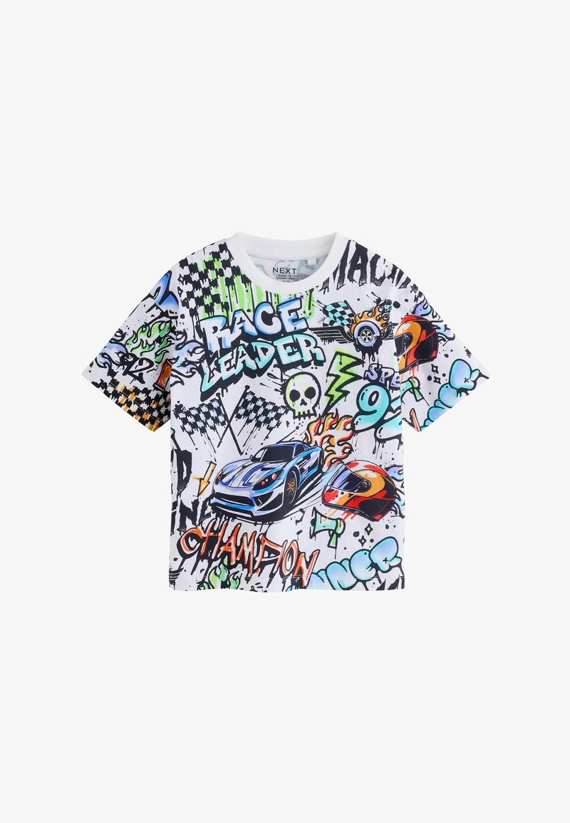 Chemise blanche à manches courtes avec des graphismes colorés sur le thème de la course comprenant une voiture de sport bleue, des casques, des drapeaux à damier, des flammes, un crâne et des expressions comme "Race Leader" et "Champion".