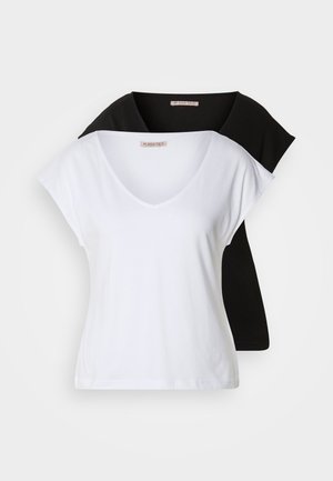 Twee getailleerde v-hals t-shirts in wit en zwart, gemaakt van katoen. Beide hebben korte mouwen en een zachte, gladde textuur.