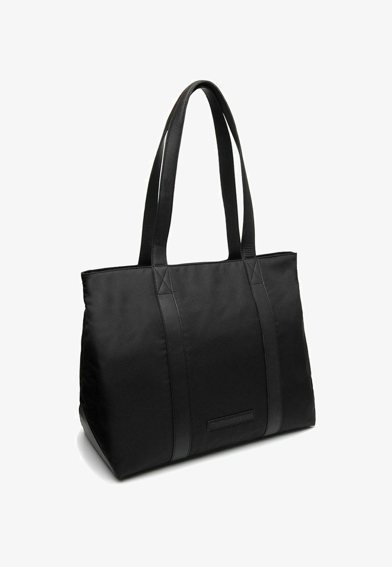 Borsa a tracolla nera con corpo in tessuto, dettagli in pelle e manici robusti. Presenta una forma rettangolare e cuciture visibili.