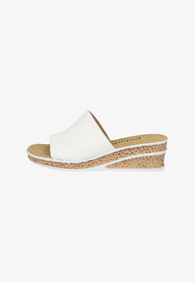 Sandale blanche à semelle glissante avec un dessus lisse, une semelle intermédiaire texturée en liège et une semelle extérieure en caoutchouc striée. Caractérisée par un design minimaliste et un bout ouvert.
