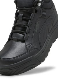 Czarne wysokie trampki wykonane z syntetycznej skóry, z teksturowaną powierzchnią, okrągłym noskiem, wyściełanym kołnierzem i detalem z logo z boku.