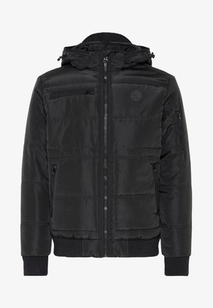 Sort pufferjakke med hætte, polstret design, lynlåslommer, ribbede manchetter og kant, med et logo på den øverste venstre brystområde.