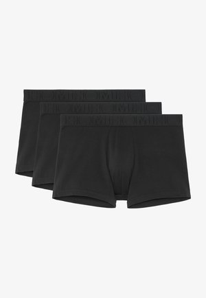 Kolme paria mustia puuvillabokserit, joissa on kohotu logo vyötäröllä. Sileä rakenne ja istuva muotoilu mukavuutta varten.