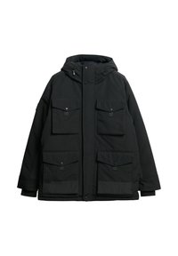 Sort isoleret parka med hætte, der har fire forlommer, trykknaplukninger og en afslappet pasform. Glat stof med minimale detaljer.