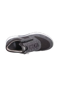 Scarpa sportiva grigia realizzata in materiale scamosciato e rete, con un design con lacci, collare imbottito e suola in gomma bianca. Accentuata da una cerniera.