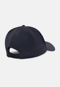 Gorra azul marino con tela ligera y suave, con orificios de ventilación perforados y una correa ajustable en la parte trasera.