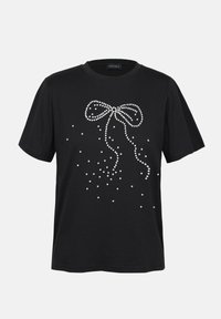 Sort bomulds t-shirt med et hvidt perlepyntdesign, der ligner en sløjfe, med yderligere spredte perler nedenunder. Korte ærmer.