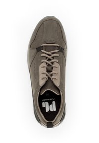 Heren lichte sneakers van grijs suede en mesh. Voorzien van ronde veters, een gevoerde binnenzool en een zwarte rubberen zool met minimale ontwerpelementen.