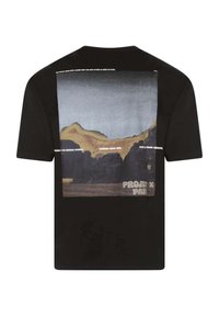 Camiseta negra con un gran estampado gráfico en la parte posterior, que representa un paisaje con colinas y agua, rodeado de acentos de texto.