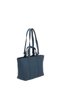 Bolso de piel azul con asas dobles cortas y largas, de forma rectangular y con textura empedrada, de pie sobre un fondo blanco.