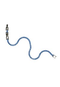 Bracciale in cristallo blu con pietre a taglio ovale, collegato da componenti in tono argento, dotato di chiusura a scatto. Il design è flessibile e regolabile.