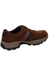 Braune Wildledersneaker mit einer hellbraunen Gummisohle, ausgestattet mit dunkelblauen und hellbraunen Streifen an der Seite und verstärkten Schnürösen.