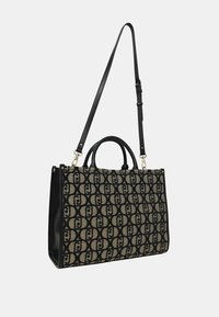 Borsa con dettagli in pelle nera e tessuto a motivo con loghi ripetuti in beige e nero, doppio manico e una tracolla regolabile.