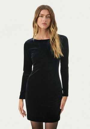 Abito lungo in velluto nero con maniche lunghe, silhouette aderente e scollatura rotonda, caratterizzato da una texture liscia e un orlo a ginocchio.